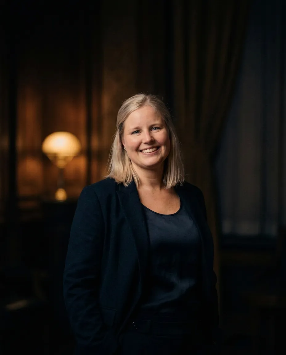 Johanna Straube in den Arkaden der Münchner Residenz zur blauen Stunde